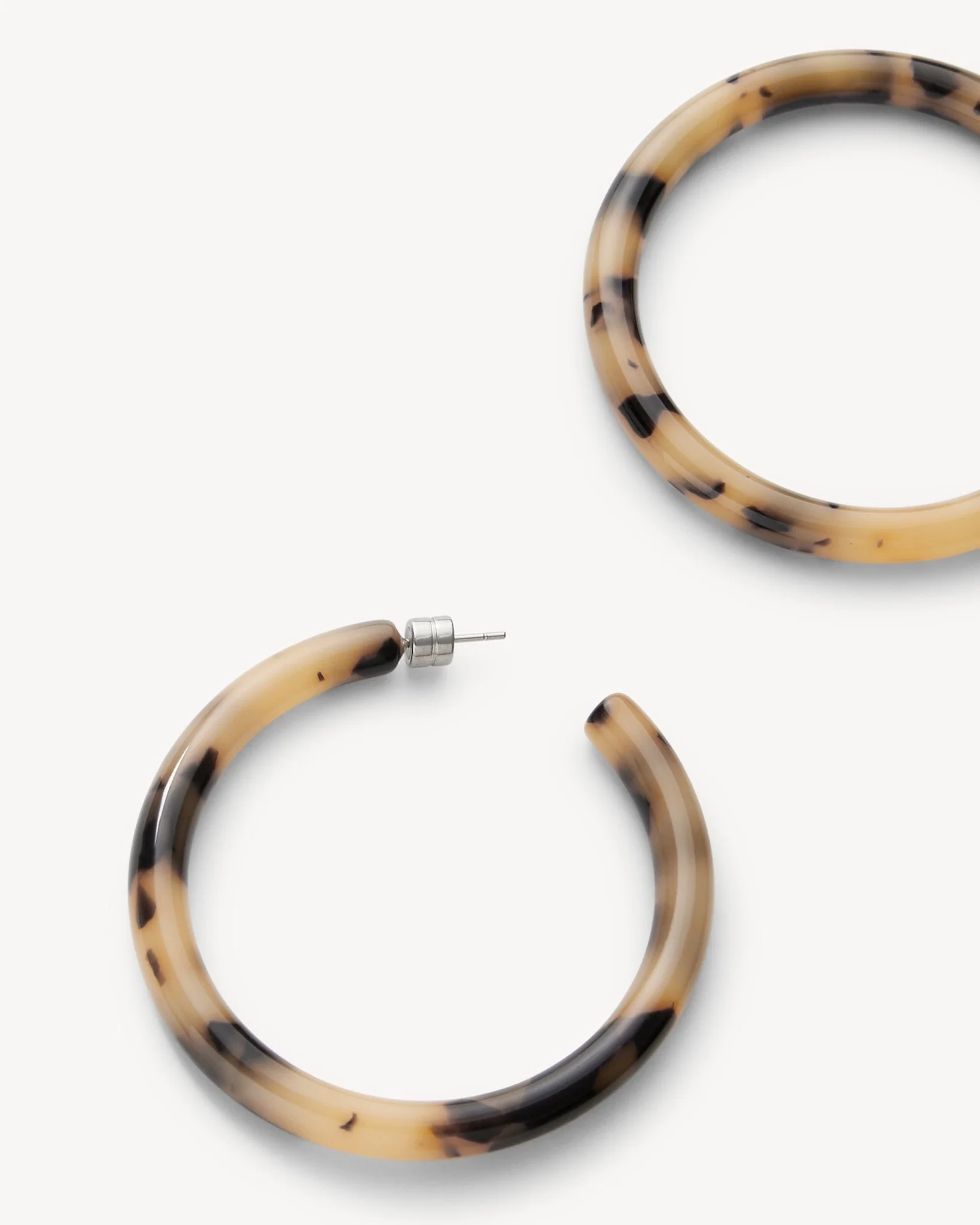 Bold Hoops in Blonde Tortoise - Image 3