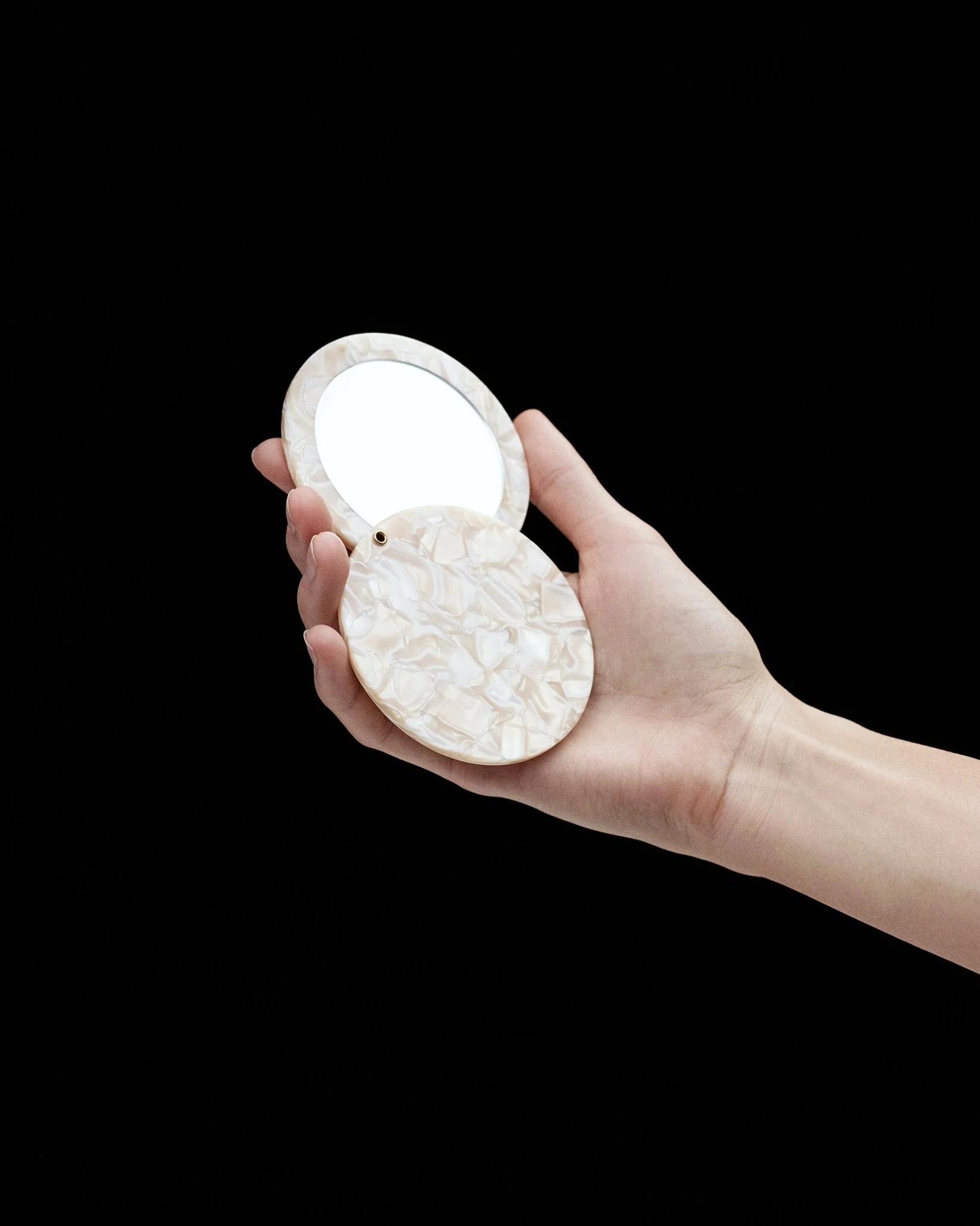 Circle Mirror in Blonde Tortoise - Image 3