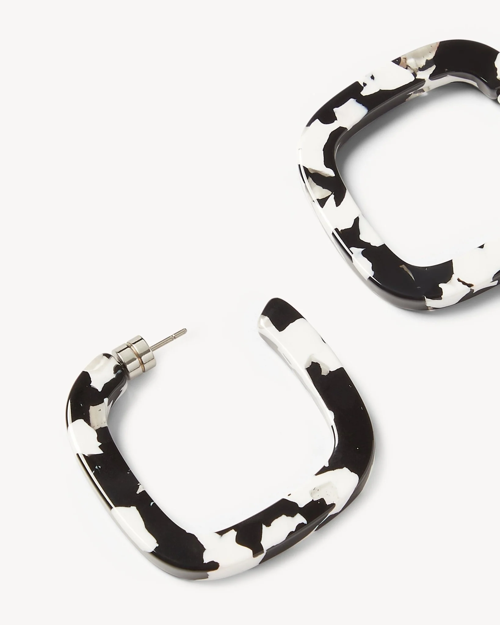 Midi Square Hoops in Noir - Image 2