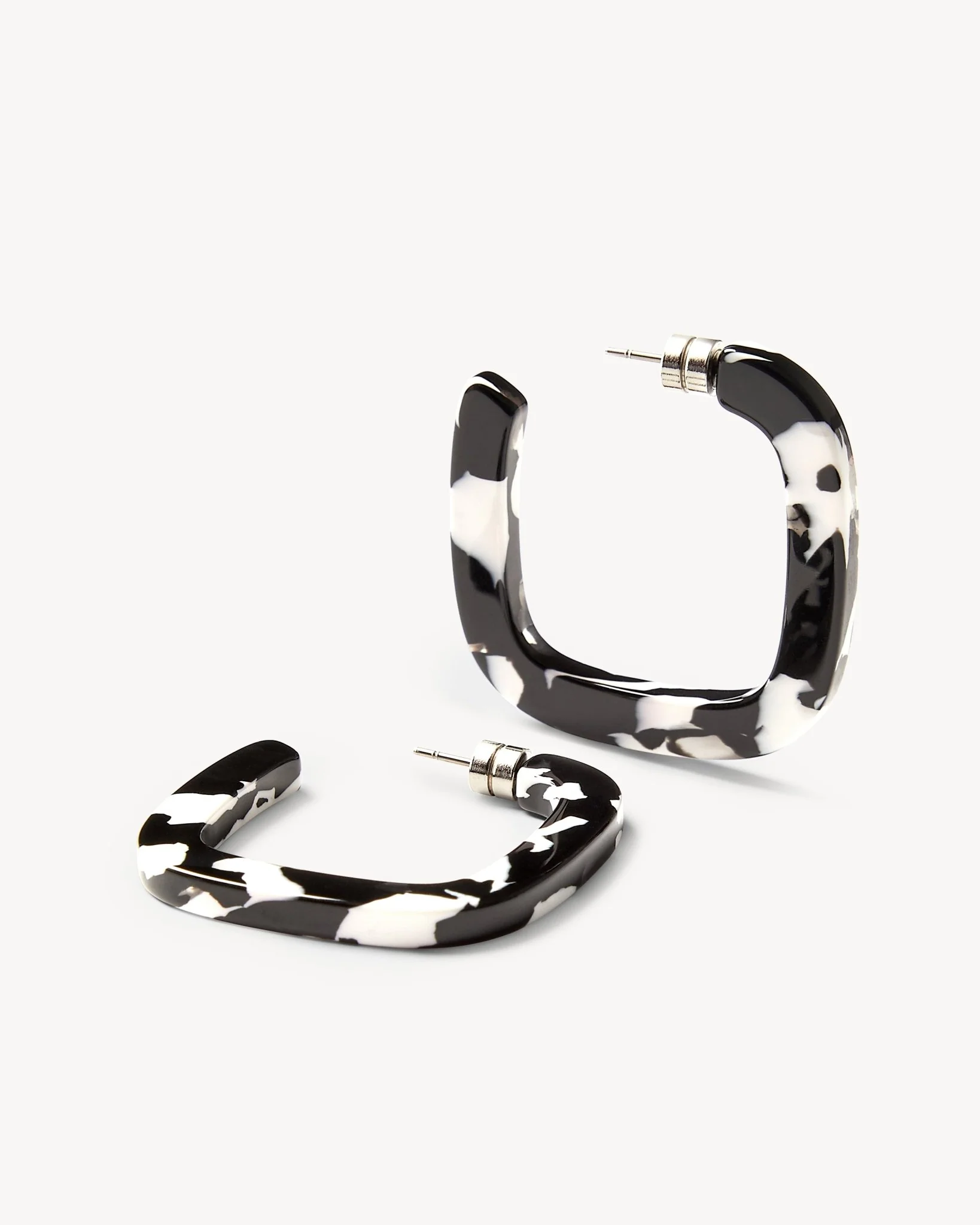 Midi Square Hoops in Noir - Image 3