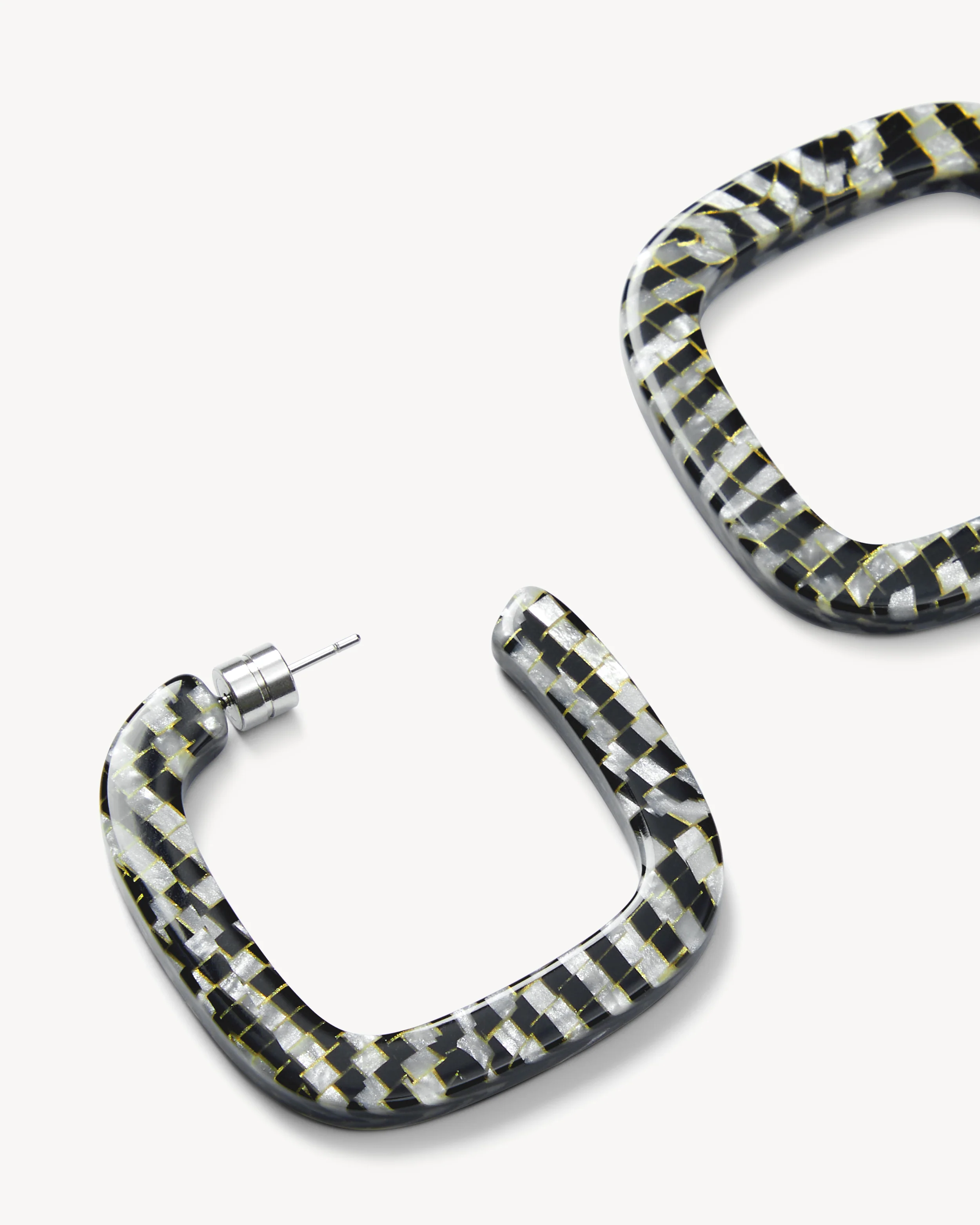 Midi Square Hoops in Perle Noir - Image 2