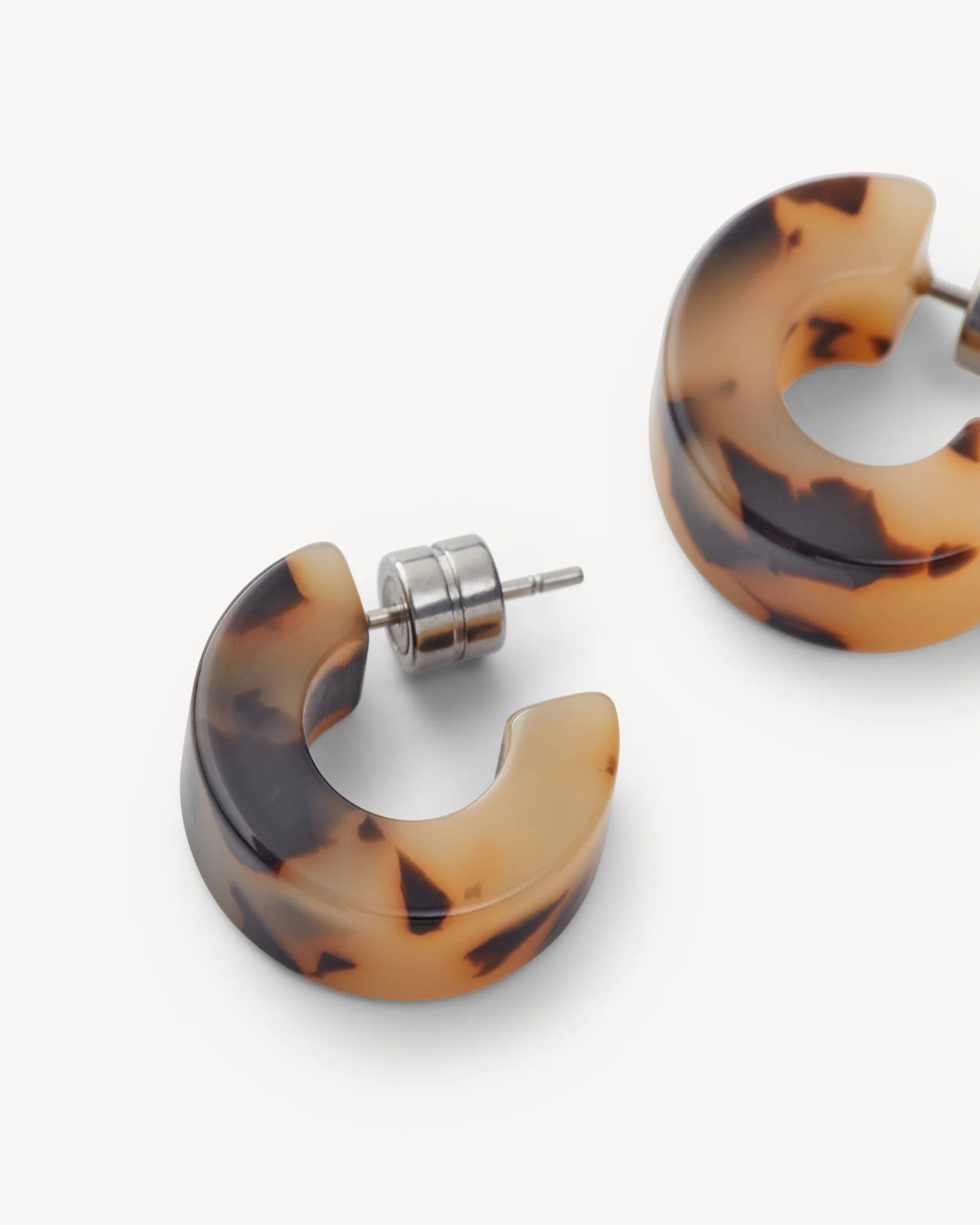 Muse Hoops in Blonde Tortoise - Image 3