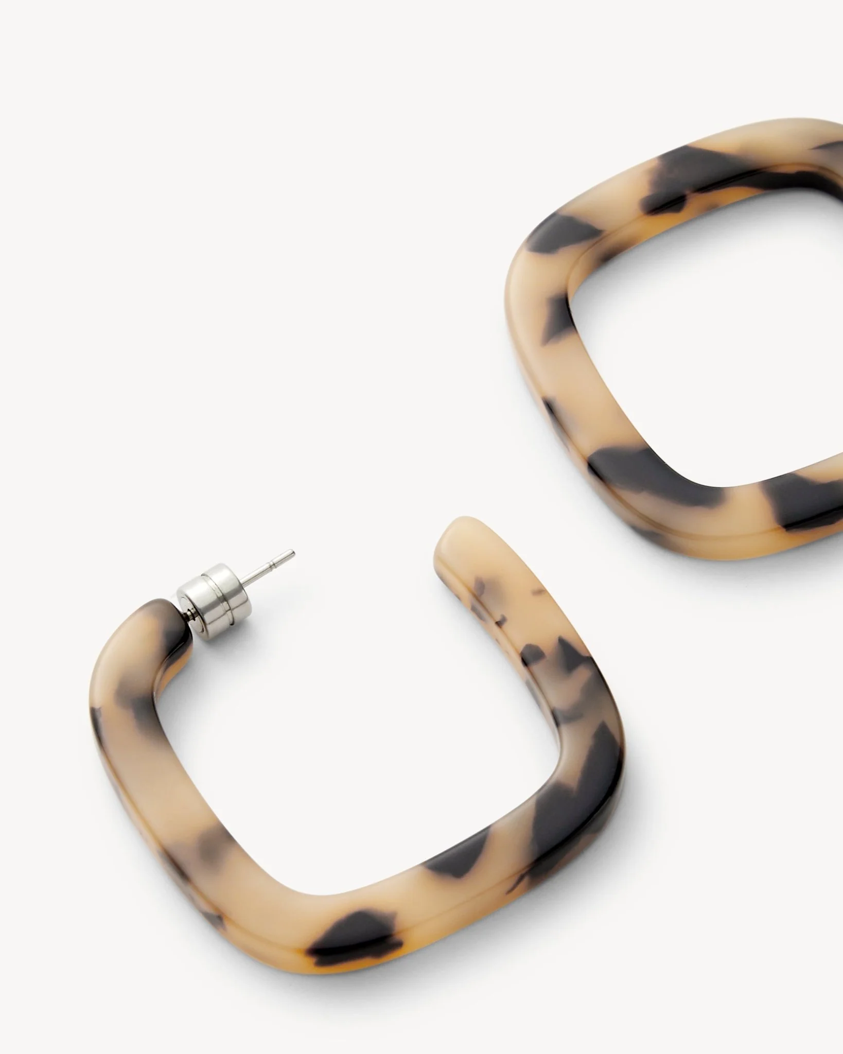 Midi Square Hoops in Blonde Tortoise - Image 3