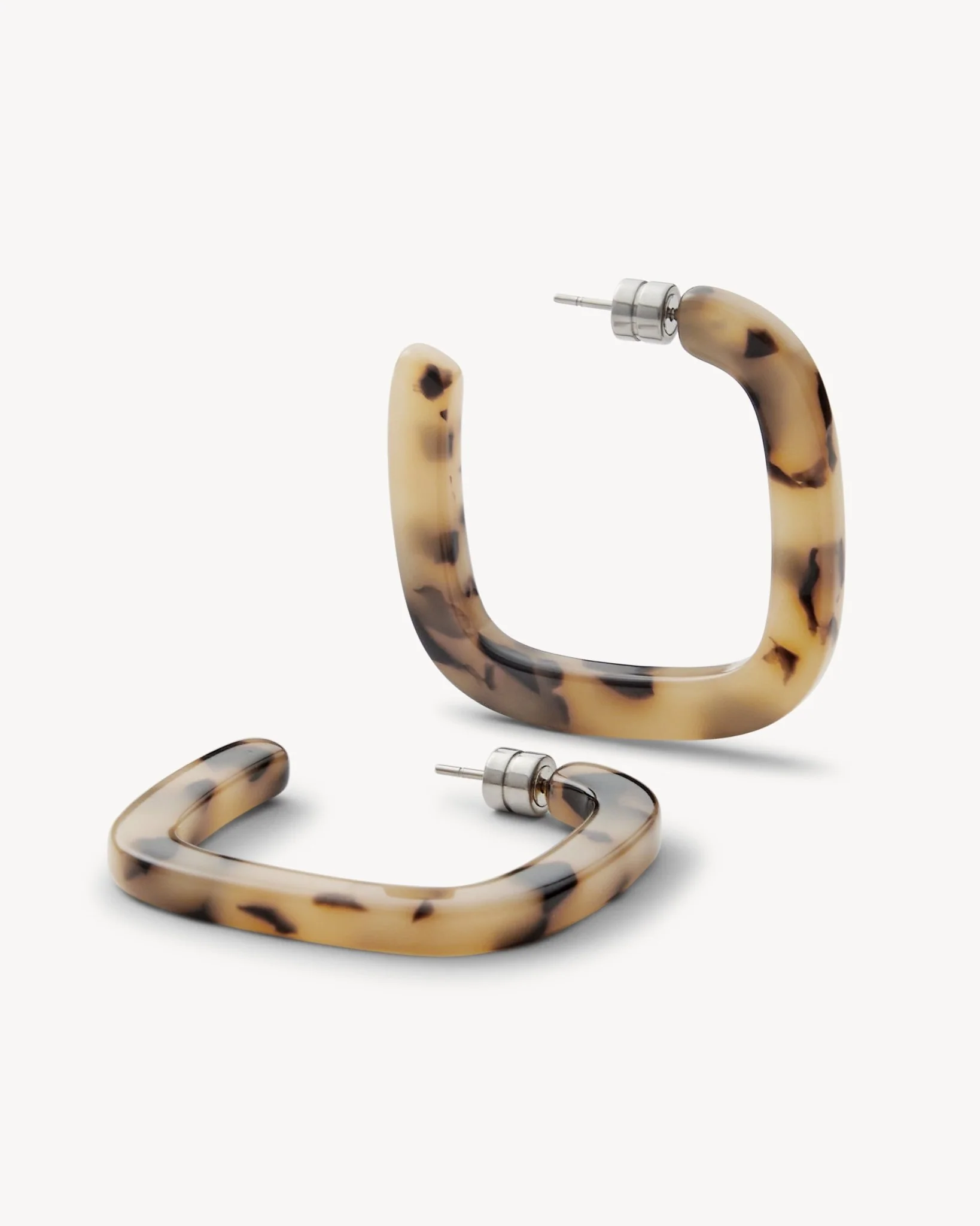 Midi Square Hoops in Blonde Tortoise - Image 4