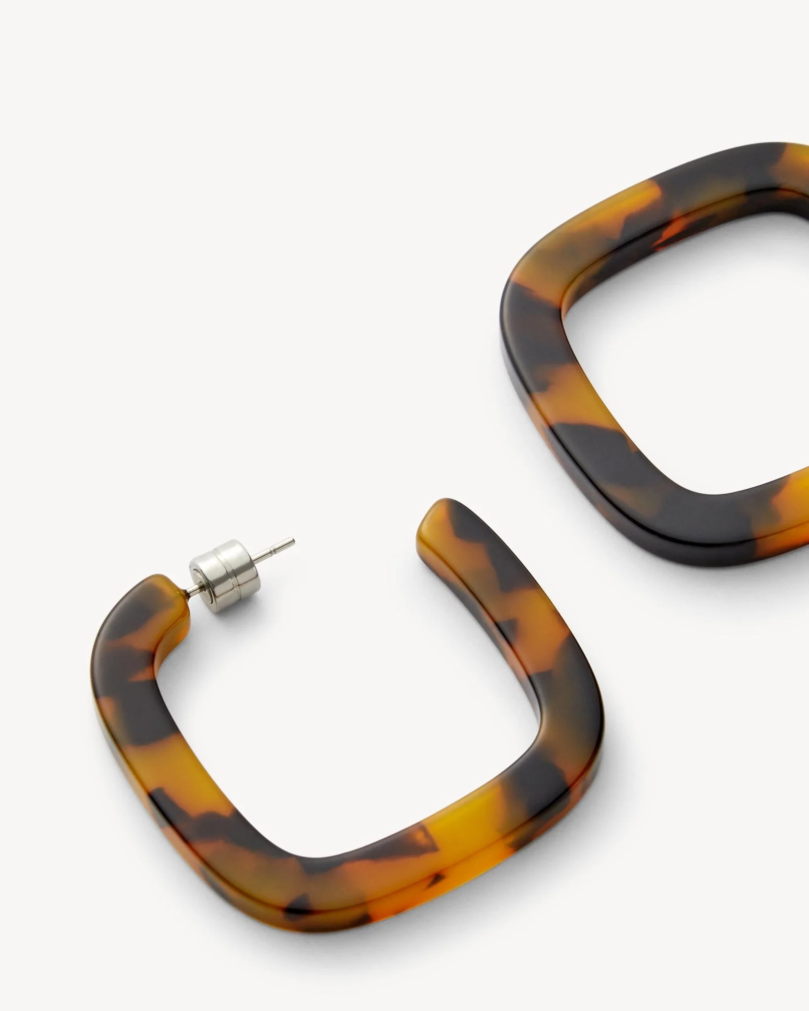 Midi Square Hoops in Classic Tortoise - Image 3